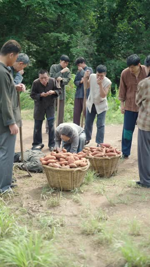 饥荒年我带全家吃肉（50集）热播短剧免费看