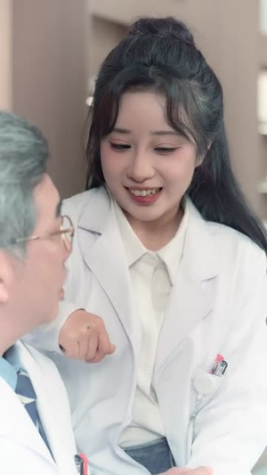 实习医生会转移疼痛，我反手转移（75集）最热短剧抢先看